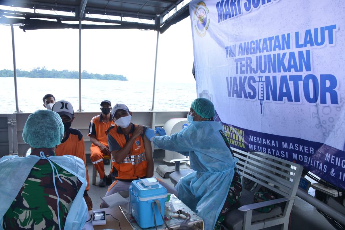 Sejumlah warga menjalani vaksinasi di atas Kapal perang Republik Indonesia (KRI) Clurit-641 di Pulau Kelapa, Kepulauan Seribu, Jakarta.