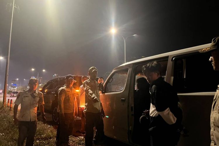 Bupati Karawang Pergoki Pekerja Proyek Buang Sampah di Pinggir Jalan