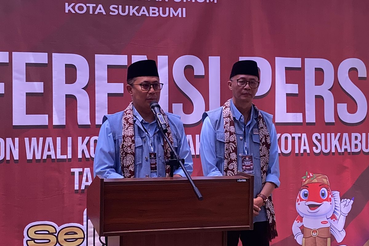 Achmad Fahmi (kiri) bersama Dida Sembada (kanan) melakukan konferensi pers di Kantor KPU Kota Sukabumi setelah menyerahkan berkas pendaftaran sebagai bakal Calon Wali Kota Sukabumi dan Wakil Wali Kota Sukabumi.