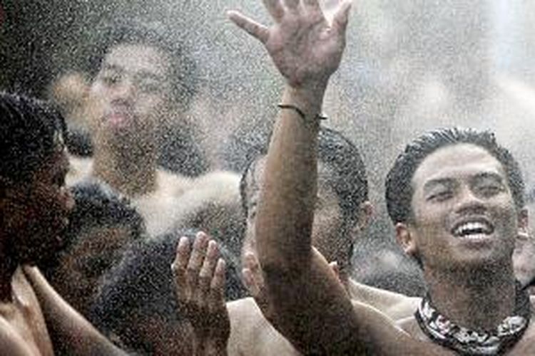 Warga Kampung Cibiru Tonggoh, Kabupaten Bandung, Jawa Barat, melakukan Hajat Lembur Perang Cai di kampung mereka, Minggu (20/9/2015). Acara ini merupakan bentuk ungkapan rasa syukur mereka atas terjaganya mata air yang memenuhi kebutuhan warga meskipun kemarau panjang.