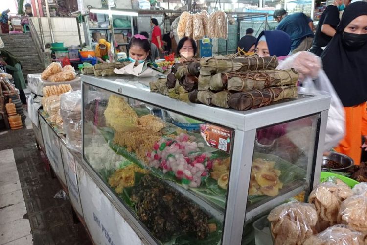 Lenjongan Yu Sum di Pasar Gede Solo menjual aneka menu makanan tradisional seperti sawur, tiwul, ketan hitam, klepon hingga gatot.