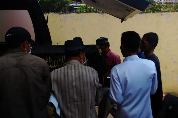 Jenazah Deni saat dibawa dari Rumah Sakit Bhayangkara Palembang menuju rumah Duka. Deni tewas usai menjadi korban kawanan begal, Senin (9/7/2018)