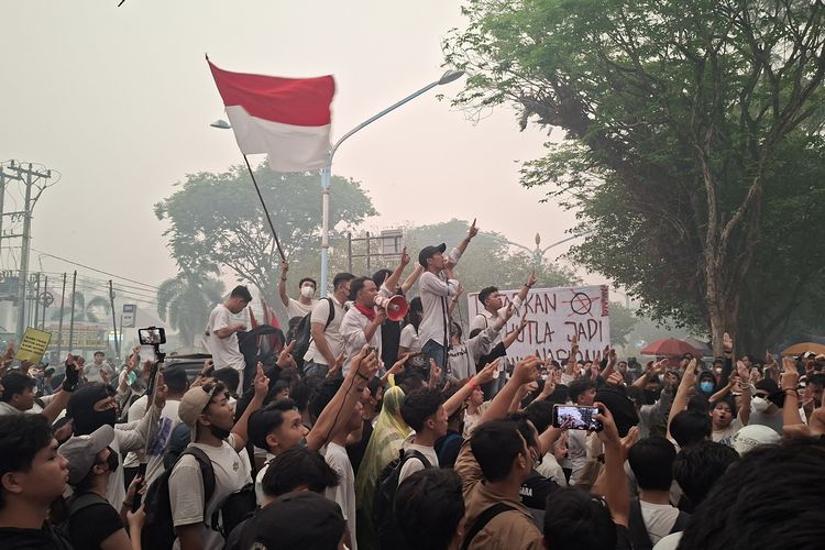 Massa di Palangka Raya Demo 4,5 Jam di Tengah Kabut Asap, Kecewa Tak Ditemui Gubernur
