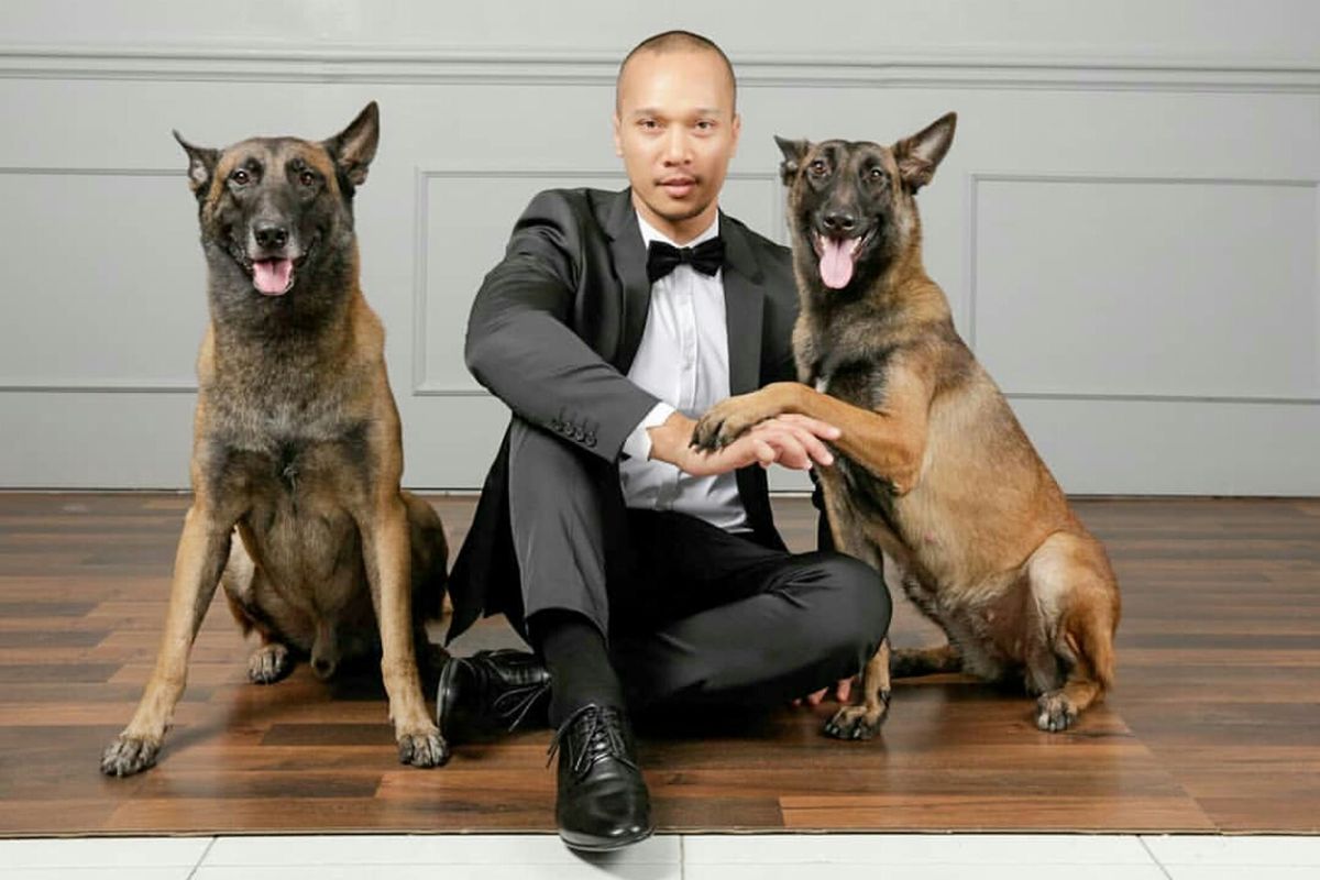 Presenter Bima Aryo bersama dua anjing belgian malinoisnya.