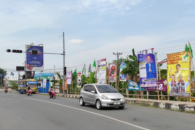Puluhan atribut kampanye peserta Pemilu 2024 terpasang di area Jembatan Kracaan, Jl Sultan Fatah, Kelurahan Bintoro, Kecamatan Demak, Kabupaten Demak, Selasa (26/12/2023). (KOMPAS.COM/NUR ZAIDI).
