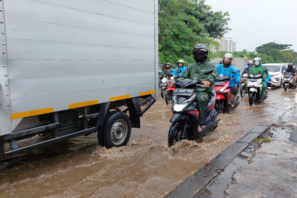 Kepadatan lalu lintas yang terjadi di Jalan Kamal Raya, Cengkareng, saat hujan mengguyur pada  Kamis (2/6/2022)
