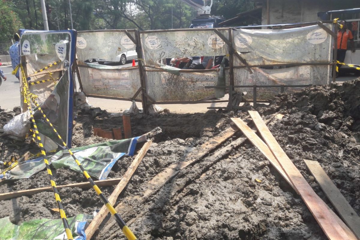 Lokasi tertimbunnya seorang pekerja galian bernama Tarno di Jalan Jembatan Tiga, Jakarta Utara, Selasa (1/5/2018) kemarin.