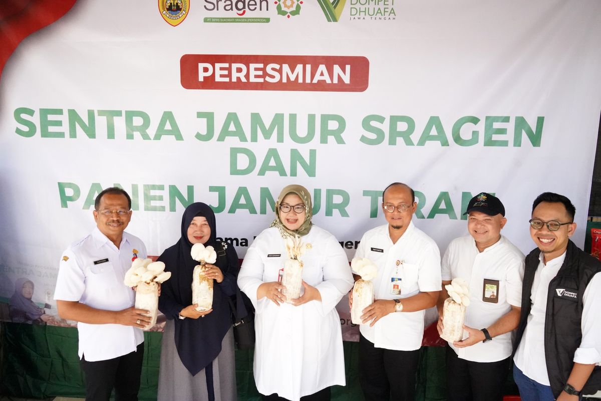 Suasana peluncuran Program Pemberdayaan Sentra Jamur Tiram oleh Bupati Sragen Kusdinar Untung Yuni Sukowati, Dompet Dhuafa, dan Bank Syariah Sragen di Dukuh Ledok, Desa Mojorejo, Kecamatan Kedawung, Sragen, Jawa Tengah (Jateng), Rabu (9/10/2024).