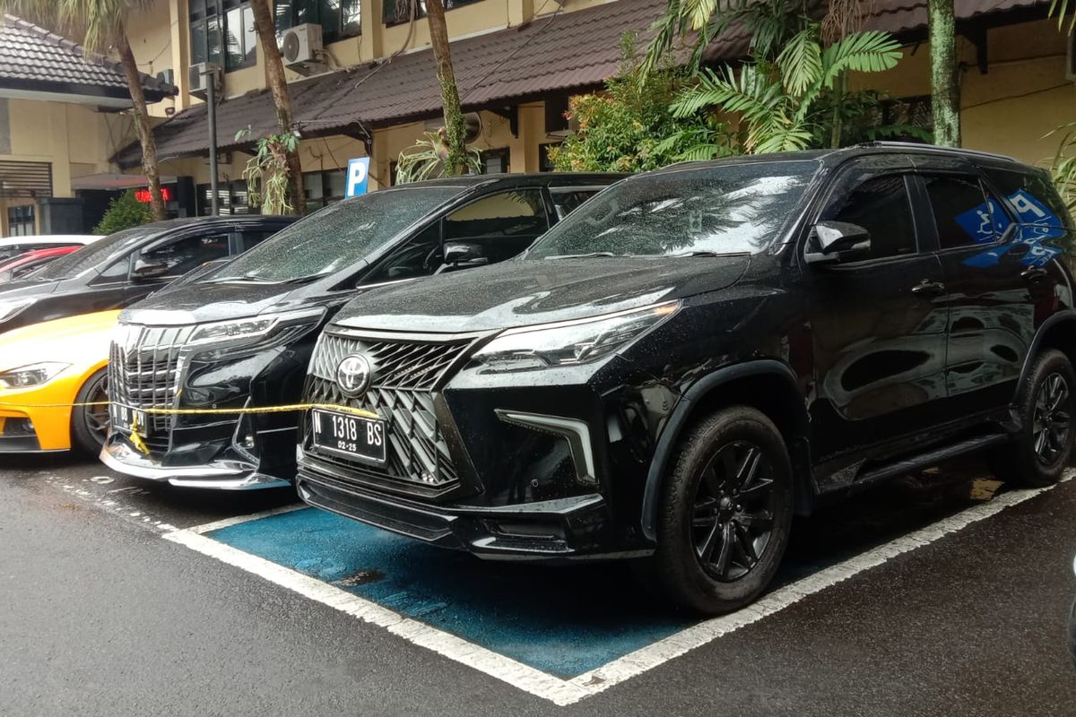 Kendaraan Toyota Fortuner berwarna hitam dengan nomor polisi N 1318 BS milik Wahyu Kenzo diamankan polisi di Mapolresta Malang Kota.