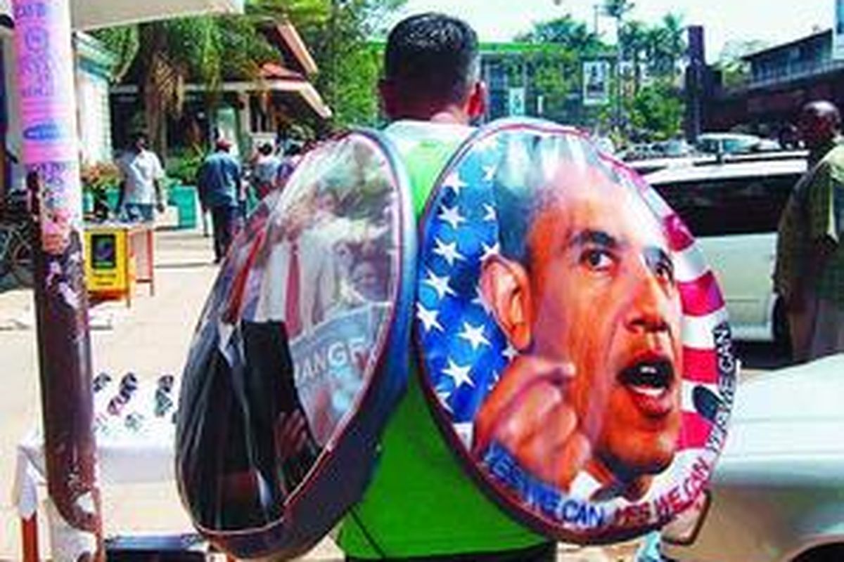 Seorang pria menjual penutup ban bergambar presiden AS terpilih, Barack Obama, di sepanjang Jalan Oginga Odinga, Kisumu, Kenya, Senin (19/1). Kenya berpesta menyambut pelantikan Obama.