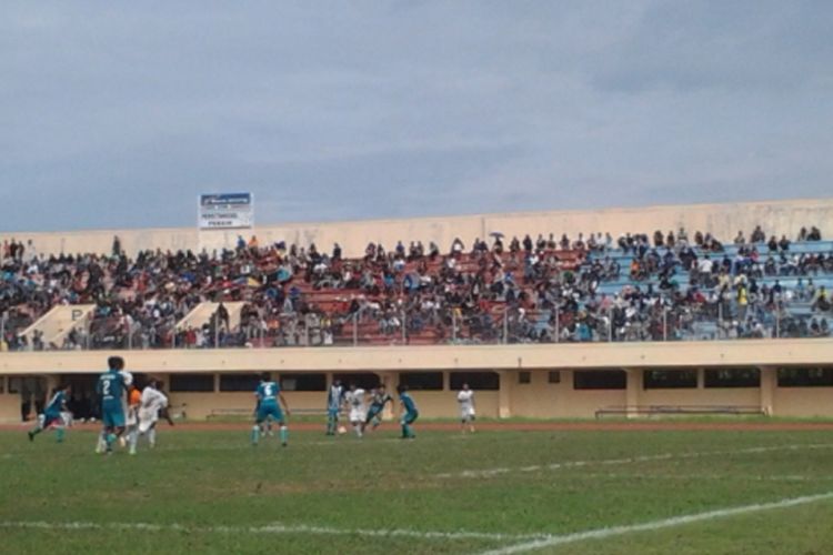 Persik Kendal (Kaos Putih) saat lawan Persitangsel Tangerang Selatan (Kaos hijau) di stadion utama Kebundalem Kendal.