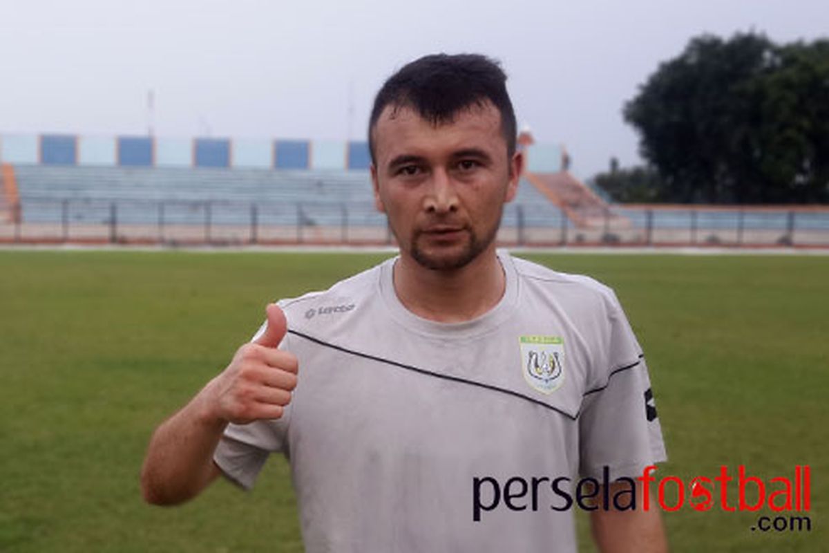 Otabek Valijonov selepas mengikuti latihan perdananya bersama skuad Persela Lamongan di Stadion Surajaya.