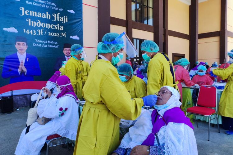 Jamaah haji kloter 14 UPG menjalani swab antigen sebelum memasuki aula asrama haji Gorontalo untuk mengikuti prosesi acara pemulangan.