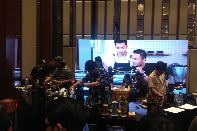 Peserta Indonesia Aeropress Championship sedang mempersiapkan alat untuk bertanding