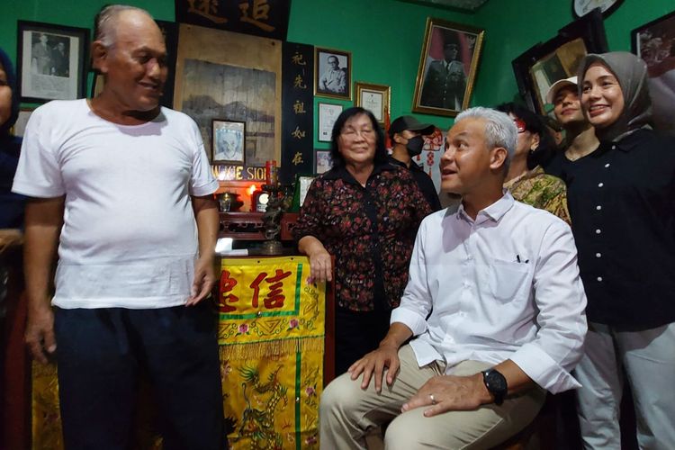 Calon presiden nomor urut 3 Ganjar Pranowo (duduk berbaju putih) sedang mendengarkan penjelasan dari cucu pemilih rumah penculikan Bung Karno-Bung Hatta, Yanto Djuhari, di Rengasdengklok, Karawang, Jawa Barat, Jumat (15/12/2023) siang.