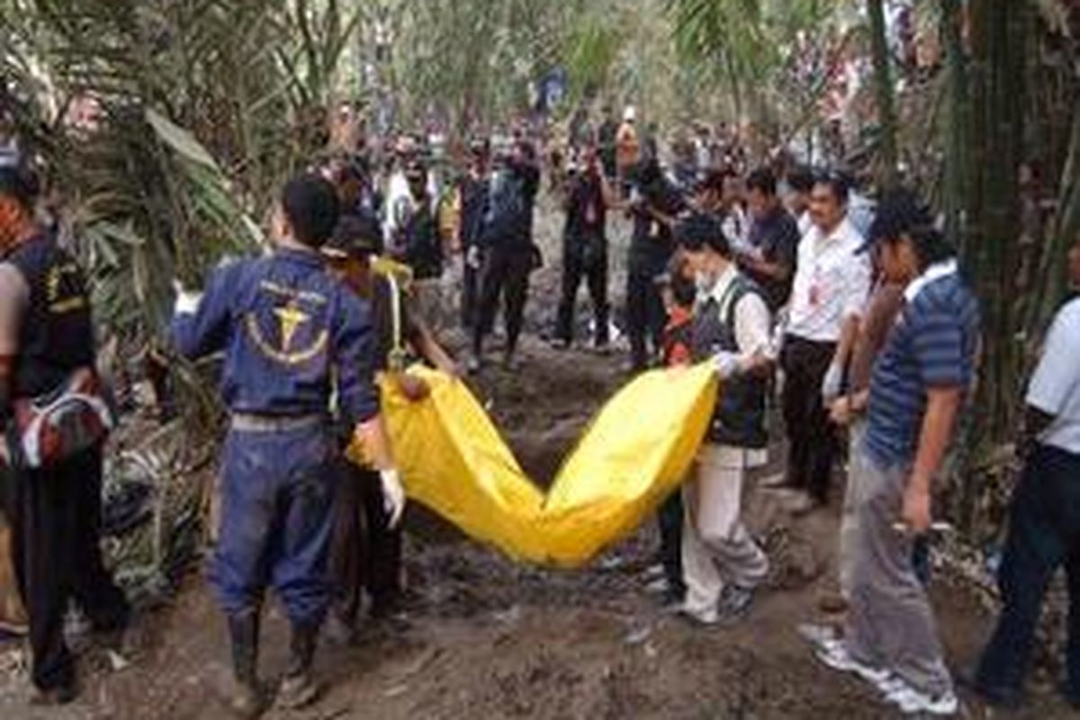 Sejumlah penggali kuburan dan petugas dari Polda Jatim mengangkat jenazah tambahan yang baru ditemukan setelah pengakuan Ryan usai istirahat di TKP V, Senin (28/7). Jenazah itu adalah korban pembunuhan yang dilakukan Ryan di Dusun Maijo, Desa Jatiwates, Kecamatan Tembeleng, Kabupaten Jombang, Jatim. 