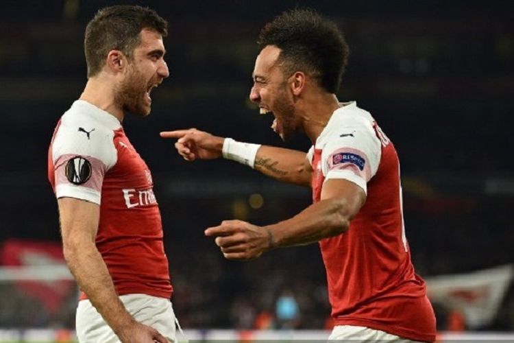 Bek Arsenal Sokratis Papastathopoulos (kiri) merayakan gol dengan striker Pierre-Emerick Aubameyang setelah mencetak gol ketiga pada babak 32 besar Liga Europa UEFA, pada leg kedua antara Arsenal vs BATE Borisov di Stadion Emirates, London, pada 21 Februari 2019. 