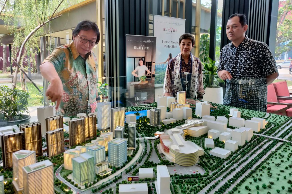 Alam Sutera yang berdiri di atas lahan seluas 800 hektar terus berkomitmen memperbaiki kualitas lingkungan melalui produkt-produk berkonsep hijau. Tampak Chief Marketing Officer Elevee Condominium Alvin Andronicus, Sales and Marketing Director PT Alam Sutera Realty Tbk Lilia Sukotjo, dan Pengamat Tata Kota NIrwono Joga usai diskusi, Senin (18/9/2023).