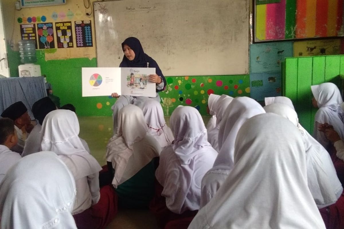 Nurfaidah, guru di SDN 131 Kota Jambi mengunakan praktik baik pembelajaran menggunakan buku besar sebagai media penanaman nilai dan karakter.