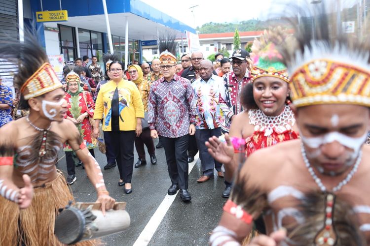 Menteri Pendayagunaan Aparatur Negara dan Reformasi Birokrasi (Menteri PANRB) Abdullah Azwar Anas bersama Pelaksana harian (Plh). Sekretaris Daerah Provinsi Papua Suzana Wanggai dan Pejabat (Pj). Wali Kota Jayapura Frans Pekey menghadiri peresmian Mal Pelayanan Publik (MPP) di Kota Jayapura, Papua, pada Jumat (19/5/2023).