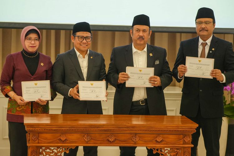 Menteri Koordinator Pemberdayaan Masyarakat (Menko Pemas) Abdul Muhaimin Iskandar, Menteri Sosial (Mensos) Saifullah Yusuf, Menteri Perencanaan Pembangunan Nasional (PPN) atau Badan Perencanaan Pembangunan Nasional (Bappenas) Rachmat Pambudy, dan Kepala Badan Pusat Statistik (BPS) Amalia Adininggar Widyasanti usai menerima data tunggal sosial ekonomi nasional (DTSEN) dari BPS di kantor Bappenas, Kamis (20/202025).