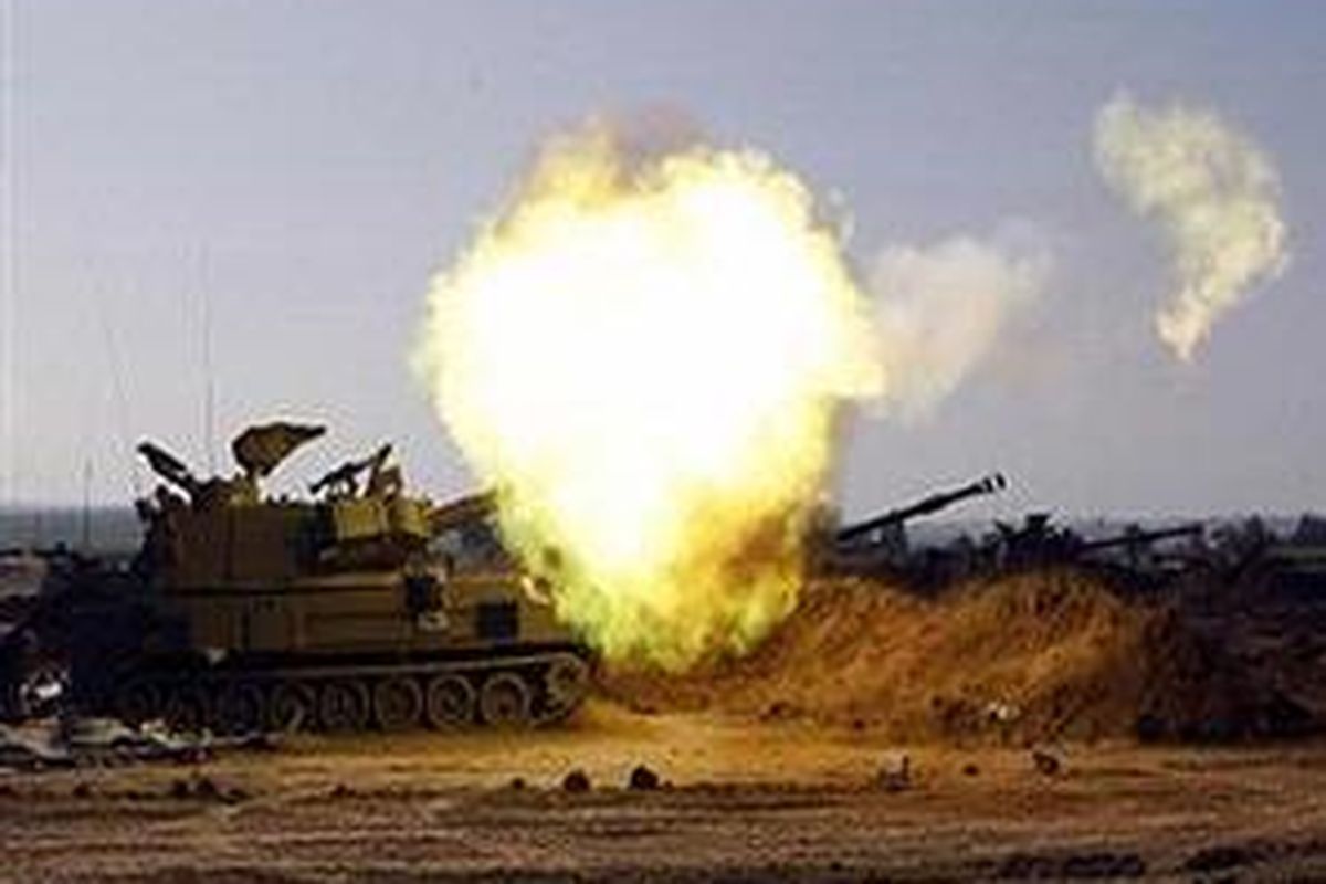 Kendaraan artileri Israel menembakkan mortir ke Jalur Gaza, Rabu (7/1).