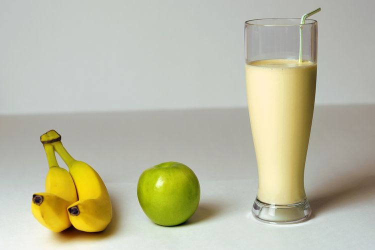 Ilustrasi apel dan pisang smoothies untuk sarapan praktis