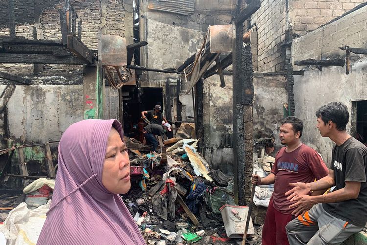 Aida (48) salah satu warga yang rumahnya terdampak kebakaran di Jalan Cikini Kramat, Pegangsaan, Menteng, Jakarta Pusat.