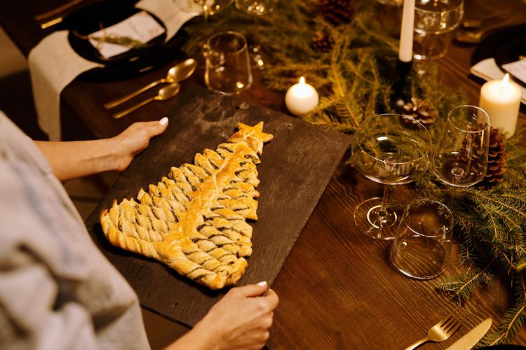 Ilustrasi dekorasi meja makan di hari Natal.