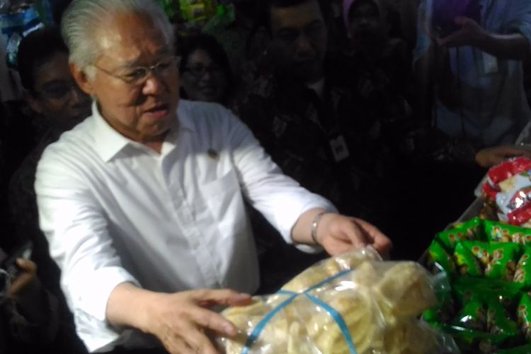 Menteri Perdagangan Enggartiasto Lukita membeli kerupuk kulit atau kerupuk rambak Pasar Pingit, Jalan Kyai Mojo, Kelurahan Bumojo, Kecamatan Jetis, Kota Yogyakarta, Sabtu (30/12/2017).
