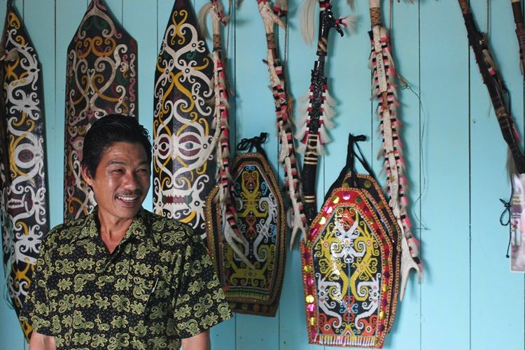 Kepala Adat Dayak Kenyah di Kabupaten Nunukan, Kalimantan Utara. Selain Air Terjun Bangen Tawai, Pengurus Adat Dayak Kenyah juga mengajak para pengunjung untuk mempelajari dan mengetahui tradisi dari Suku Dayak Kenyah dengan menggelar tarian dan menyediakan ruang pamer peralatan tarian dan senjata serta peralatan perang Suku Dayak Kenyah zaman dahulu.