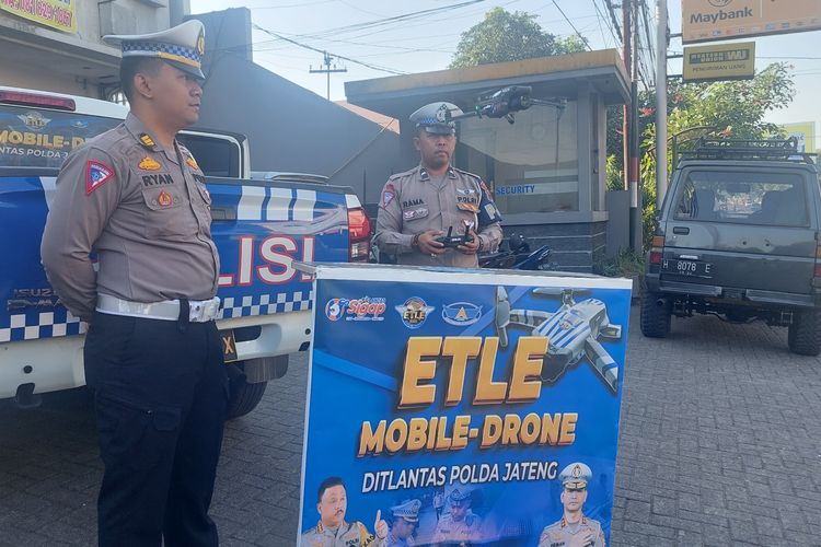 Anggota Ditlantas Polda Jateng menerbangkan drone untuk merekam pelanggaran lalu lintas