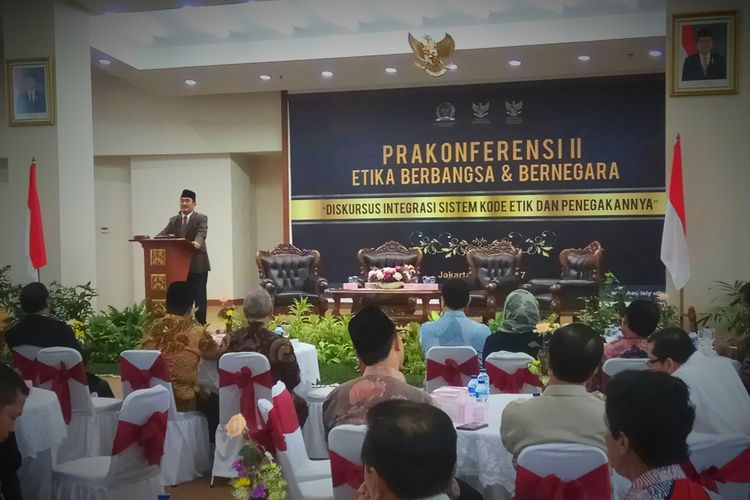 Ketua Dewan Kehormatan Penyelenggara Pemilu (DKPP) Jimly Asshidqie saat memberikan sambutan acara Prakonferensi II Etika Berbangsa dan Bernegara bertajuk Diskursus Integrasi Sistem Kode Etik dan Penegakannya. Acara digelar di gedung Komisi Yudisial, Jakarta, Kamis (4/5/2017).