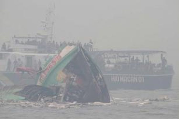 Kabut asap menyelimuti dalam proses pemusnahan 4 kapal asing asal Vietnam di perairan Pulau Datok, Kabupaten Mempawah, Kalimantan Barat, Senin (19/10/2015). Meski kabut asap menyelimuti, proses pemusnahan kapal menggunakan dinamit berdaya rendah ini berjalan dengan lancar.