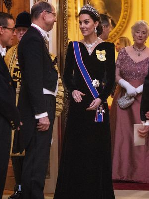 Kate Middleton mengenakan tiara Lover's Knot