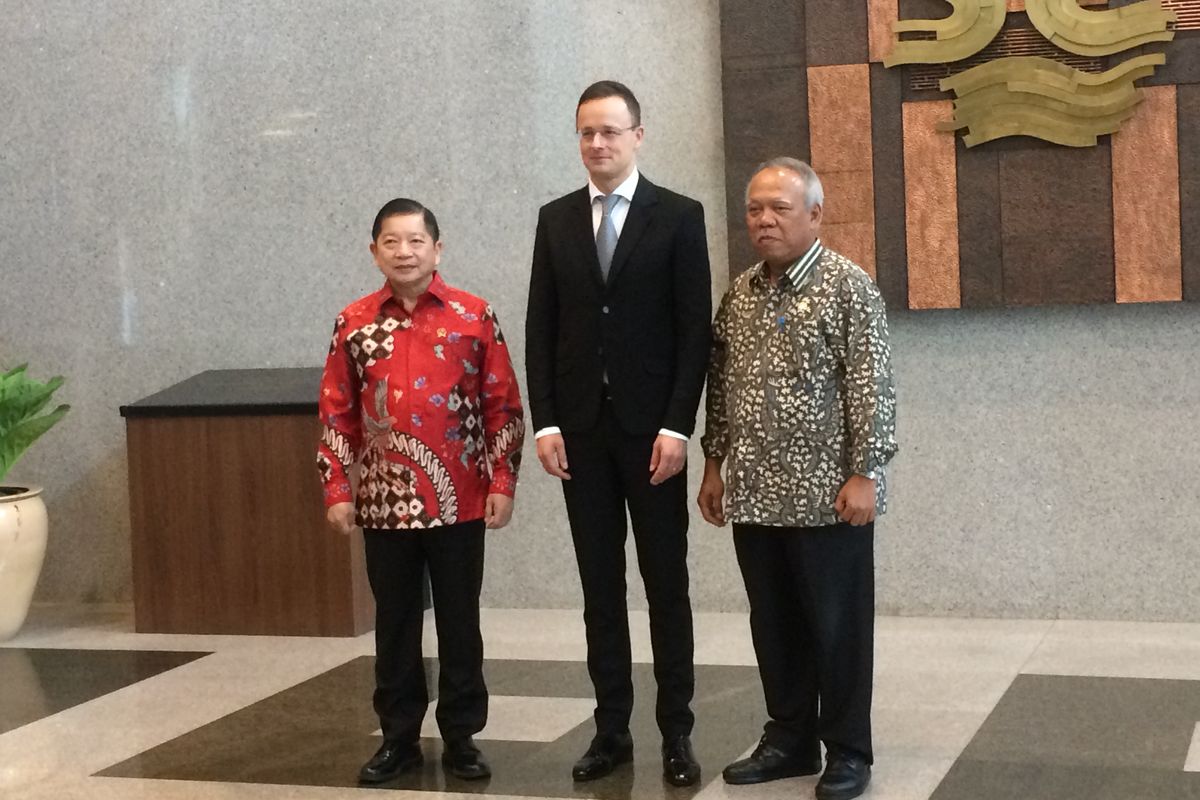 (Kiri-Kanan) Menteri PPN/Bappenas Suharso Monoarfa, Menteri Luar Negeri dan Perdagangan Hungaria Péter Szijjártó dan Menteri PUPR Basuki Hadimuljono usai breakfast meeting di Kementerian PUPR, Jakarta, Kamis, (23/1/2020).