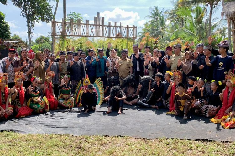 Direktorat Kepercayaan terhadap Tuhan Yang Maha Esa dan Masyarakat Adat menggelar kegiatan memperkuat peran lembaga adat pada tanggal 7 Juni 2022 di Sekolah Adat Osing Pesinauan, Kabupaten Banyuwangi, Jawa Timur.
