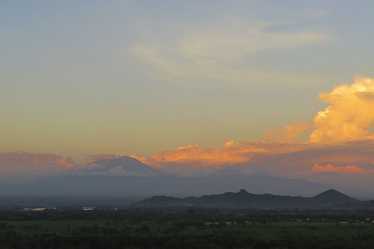 Gunung Lawu Setinggi 3265 Meter di Atas Permukaan Laut Dilihat dari Puncak Gunung Sepikul