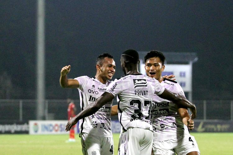 Para pemain Bali United merayakan gol Irfan Jaya ke gawang Bhayangkara FC pada laga lanjutan Liga 1 2021-2022 di Stadion Ngurah Rai, Denpasar, Bali, pada Sabtu (12/2/2022).