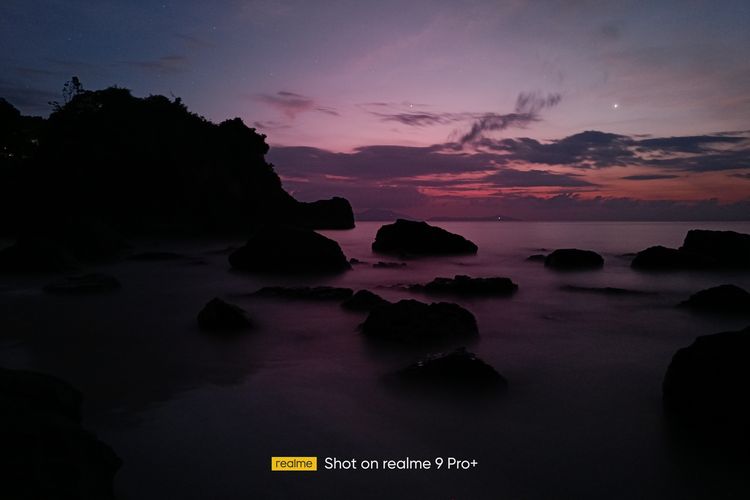 Pemandangan senja di Pulau Weh, Kota Sabang, Aceh yang diambil menggunakan kamera smartphone realme 9 Pro+