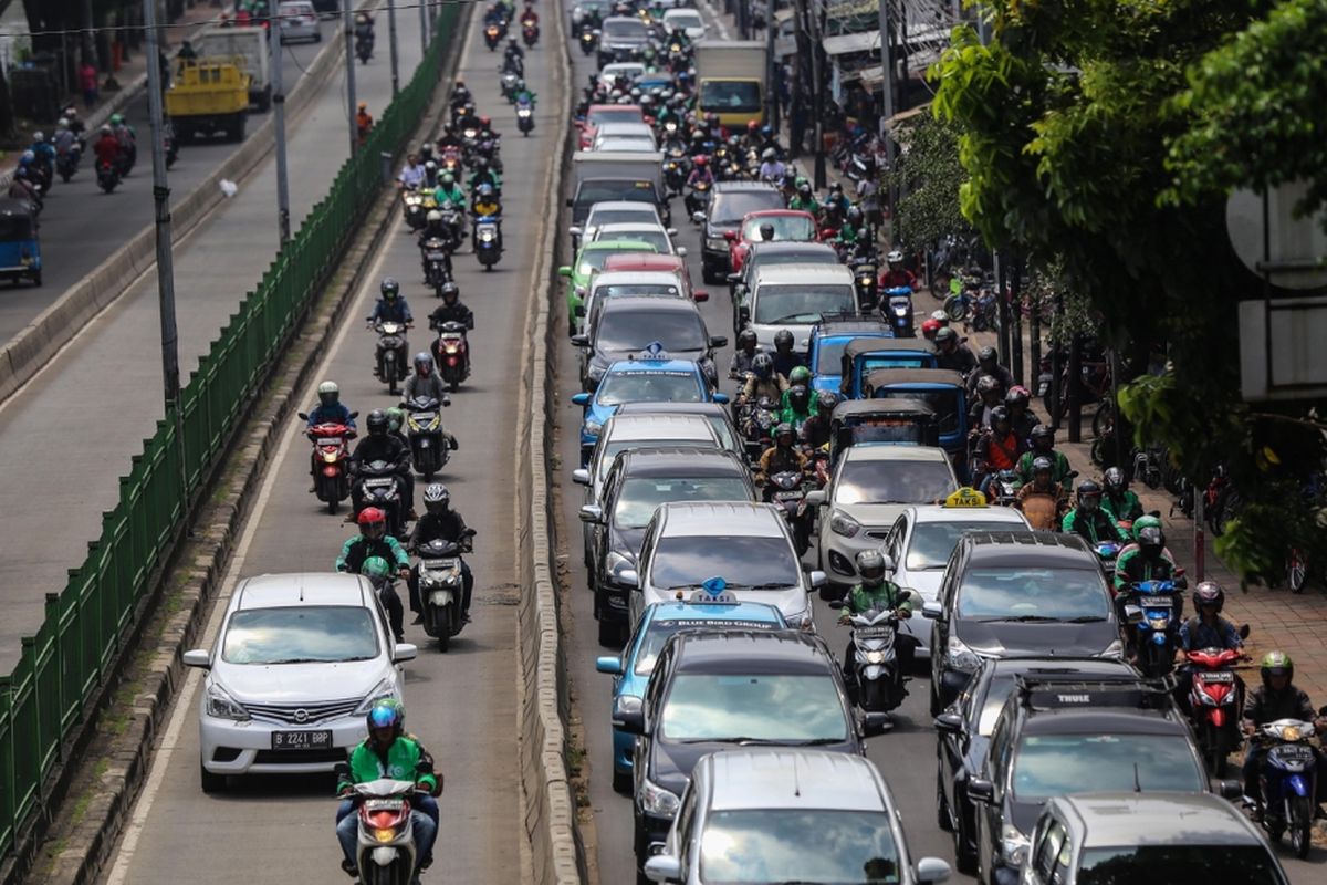 Pengendara sepeda motor menerobos masuk ke jalur transjakarta di kawasan Pasar Rumput, Manggarai, Jakarta Selatan, Jumat (6/10/2017). Meski sering kali dilakukan razia oleh polisi, sejumlah pengendara sepeda motor masih nekat melakukan pelanggaran dengan menerobos jalur transjakarta.