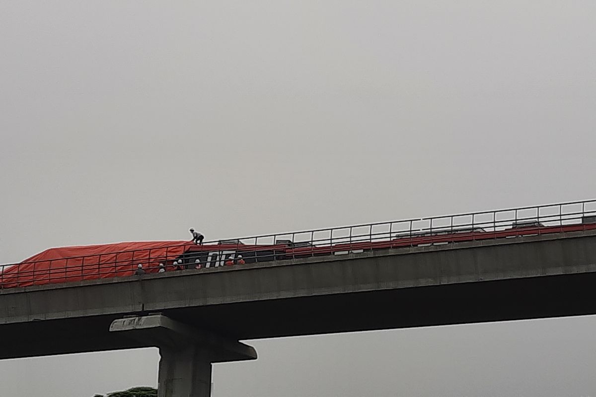 Kereta Lintas Rel Terpadu (LRT) Jabodebek tabrakan di rel di atas ruas Tol Jagorawi KM 12/600, Cipayung, Jakarta Timur, Senin (25/10/2021).