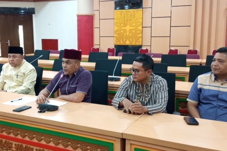 Kronologi 2 Anggota DPRD Riau Cekcok hingga Berujung Baku Hantam Massa Simpatisan