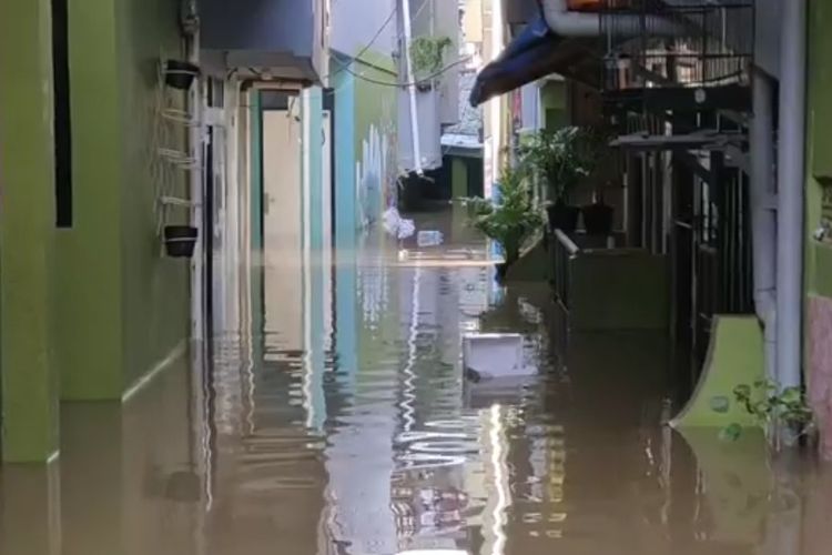 Banjir merendam wilayah RW 004 dan RW 005 Kampung Melayu, Jatinegara, Jakarta Timur, atau biasa disebut wilayah Kebon Pala, pada Senin (12/9/2022) pagi. 