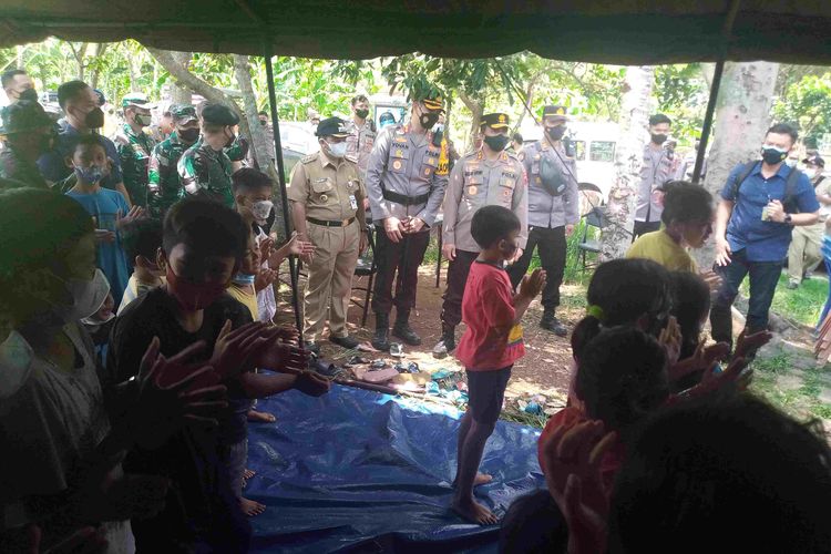 Kapolda Jawa Tengah Irjen. Pol. Ahmad Luthfi melihat kegiatan anak-anak di posko penanganan gempa di Ambarawa.