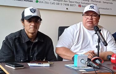 Seleb TikTok Vadel Badjideh dan ketua tim kuasa hukumnya, Razman Arif Nasution saat jumpa pers klarifikasi soal tudingan menyetubuhi anak artis Nikita Mirzani, LM di kantornya di Kuningan, Jakarta Selatan, Jumat (20/9/2024).