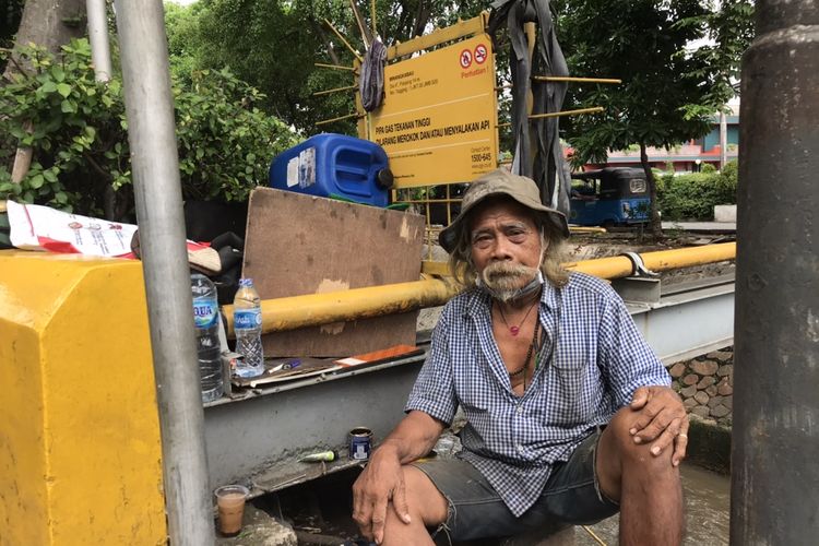 Nur Saman (69), sosok gelandangan yang disebut ditemui Menteri Sosial, Tri Rismaharini dan diabadikan dalam sebuah foto. Nur Saman sehari bekerja sebagai pemulung dan serabutan di sekitar Jalan Minangkabau, Pasar Manggis, Setiabudi, Jakarta Selatan.