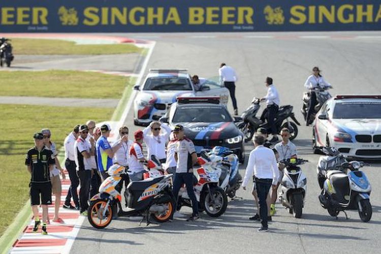 Para pebalap MotoGP dan Dorna melihat lokasi kecelakaan pebalap Moto2 asal Spanyol, Luis Salom, di tikungan 12 Sirkuit de Barcelona-Catalunya. Salom terjatuh ketika menjalani sesi latihan bebas kedua GP Catalunya, Jumat (3/6/2016).