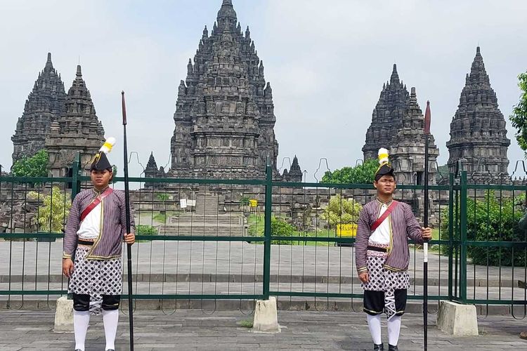 Dua orang prajurit Bregodo saat berjaga di gerbang utama masuk ke Candi Prambanan, Senin (11/03/2024). Prajurit bregodo ini berjaga saat Candi Prambanan ditutup selama Hari Suci Nyepi.