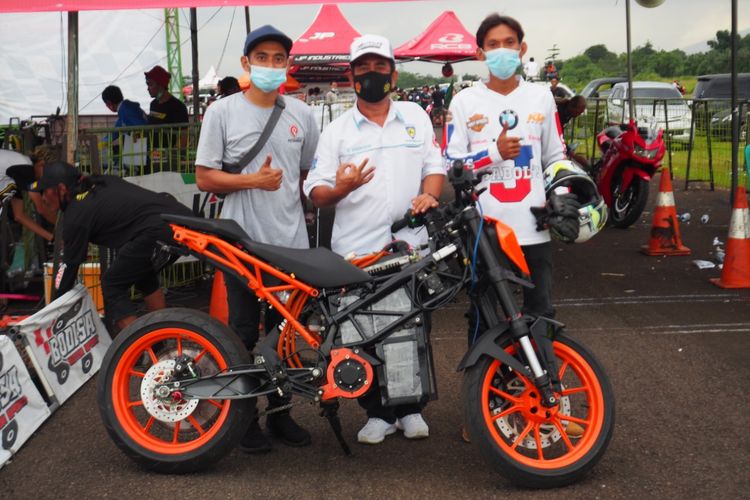 Komunitas Sepeda dan Motor Listrik (Kosmik) mengikuti ajang balap drag bike